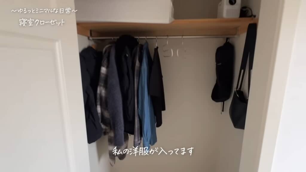 少ない洋服とバッグ