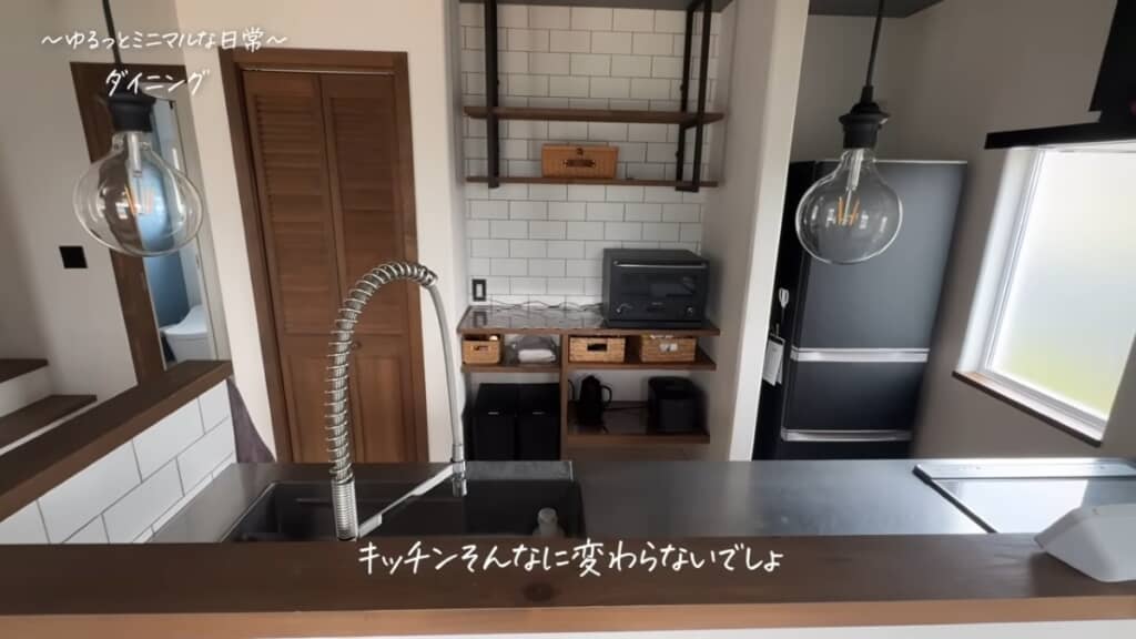 家電を黒色に統一したキッチン