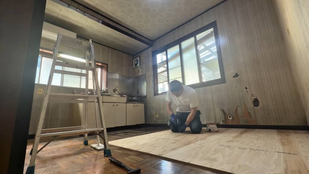 実家の床にベニヤ板を増し張りする投稿者