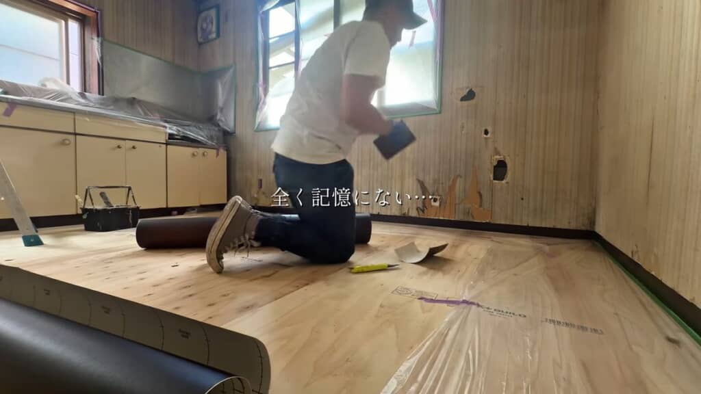 かつて自身があけてしまったという壁の穴をふさぐ投稿者