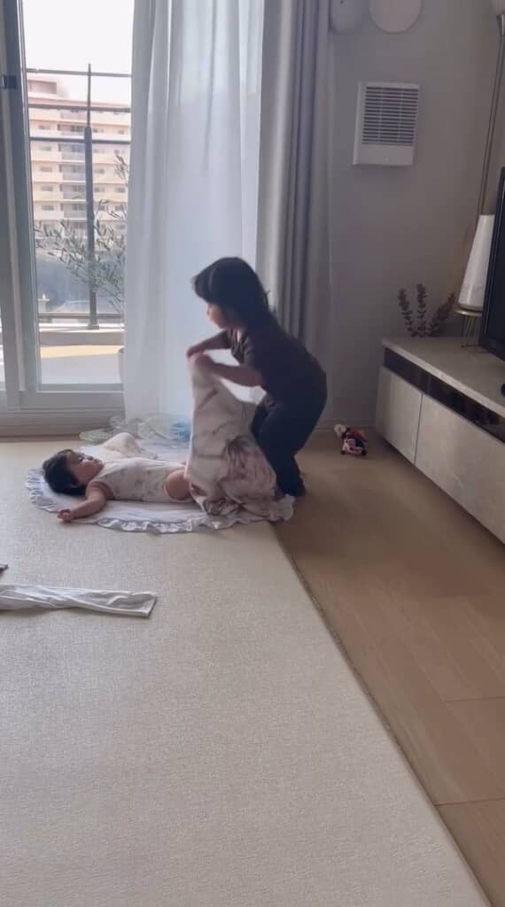 ブランケットを掛けてくれるお姉ちゃん
