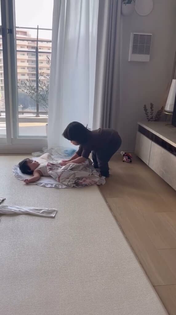 両手でポンポン