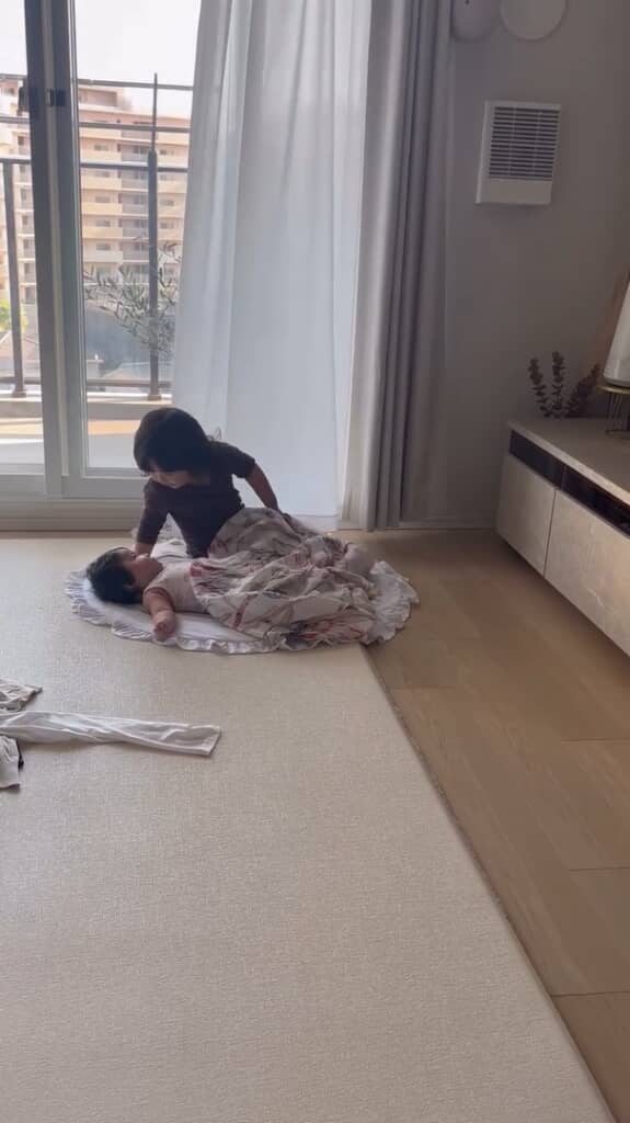 目を合わせる姉妹