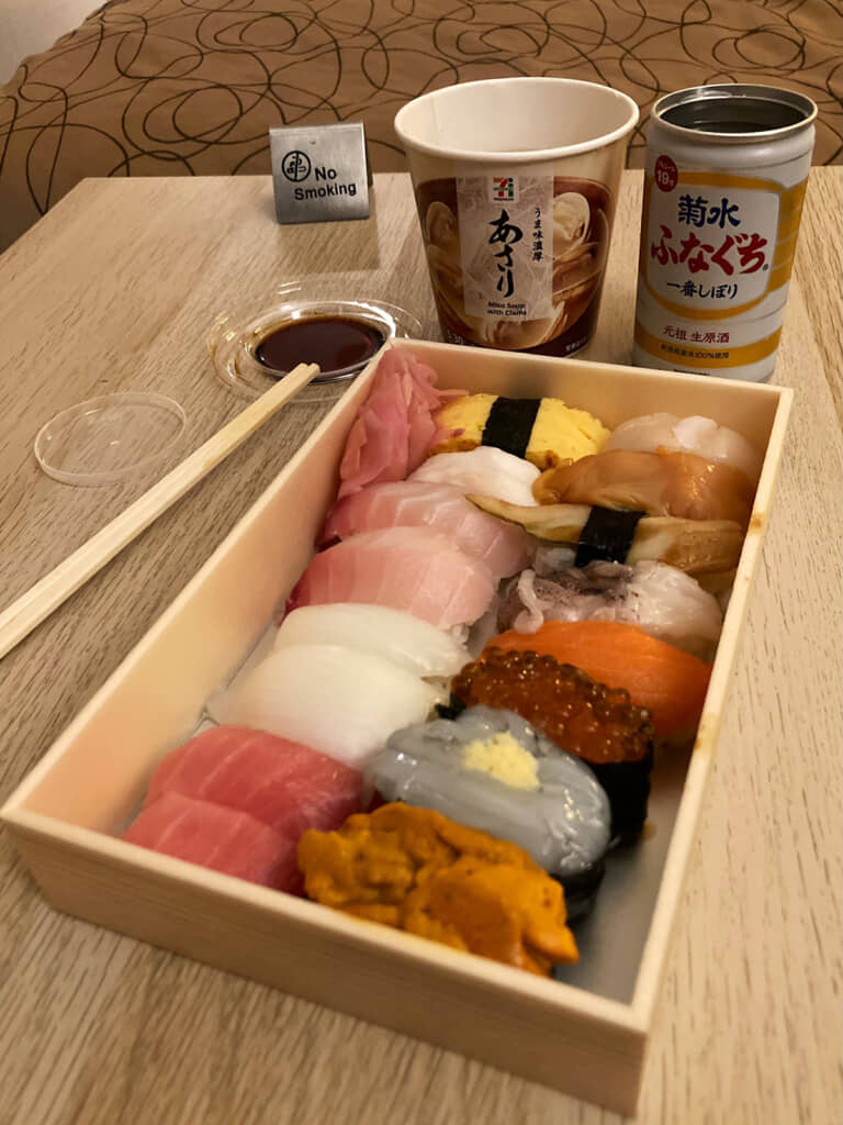 ビジネスホテルで寿司を食べる
