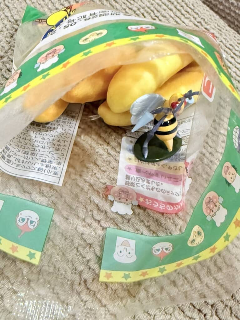パンの袋にポケモンの「スピアー」が!?