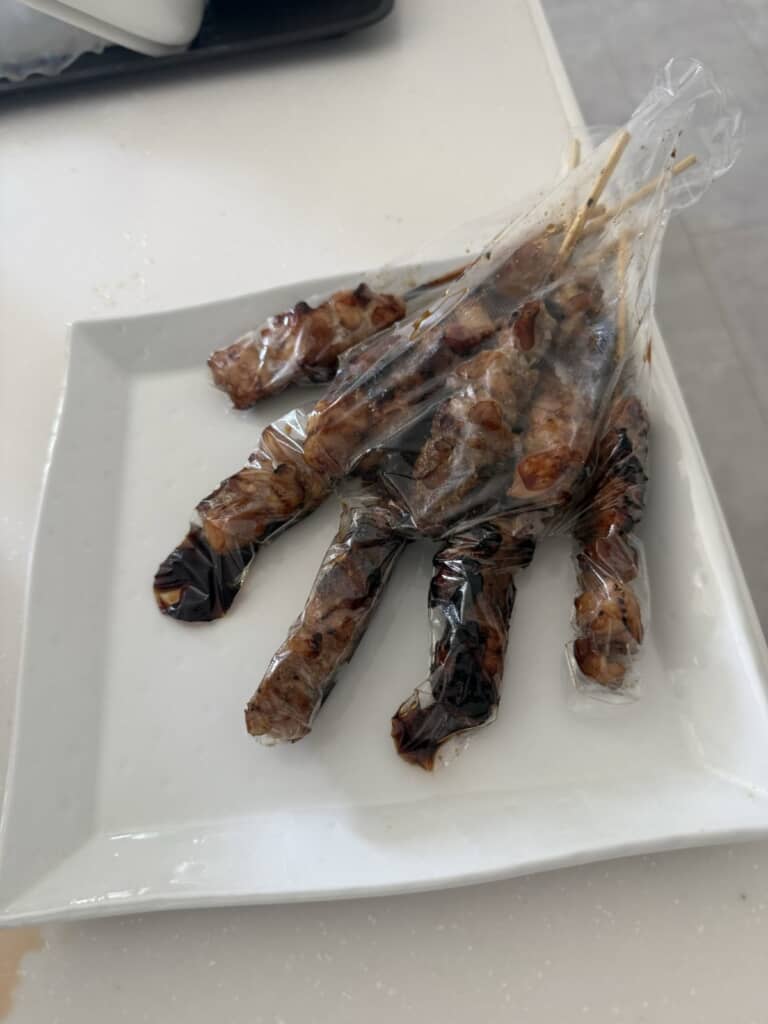 焼き鶏が入ったポリ手袋