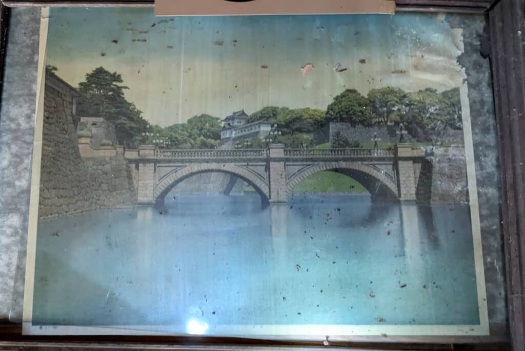 皇居を写したとみられる額装写真