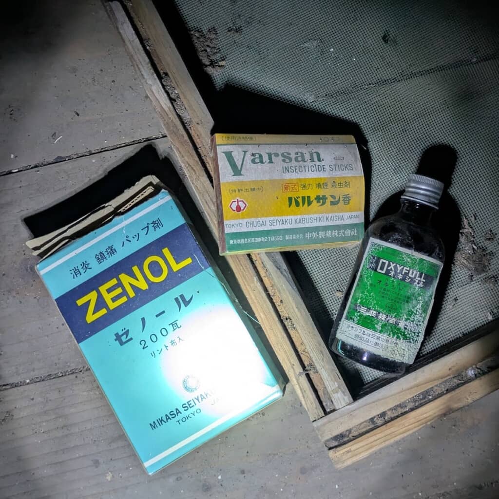薬箱や瓶、殺虫剤