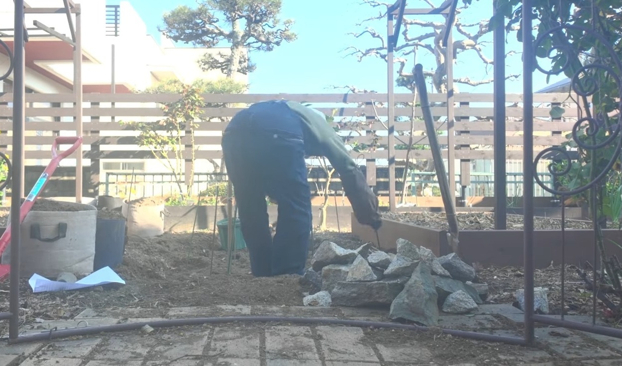 DIY素人の60歳妻が、庭に“邪魔な石”を積み上げていくと…… 感動の光景に「すごいなぁ~」「もう、家一軒建てちゃうぐらいの感じ」(1/3) | リフォーム・リノベーション・DIY ねとらぼ