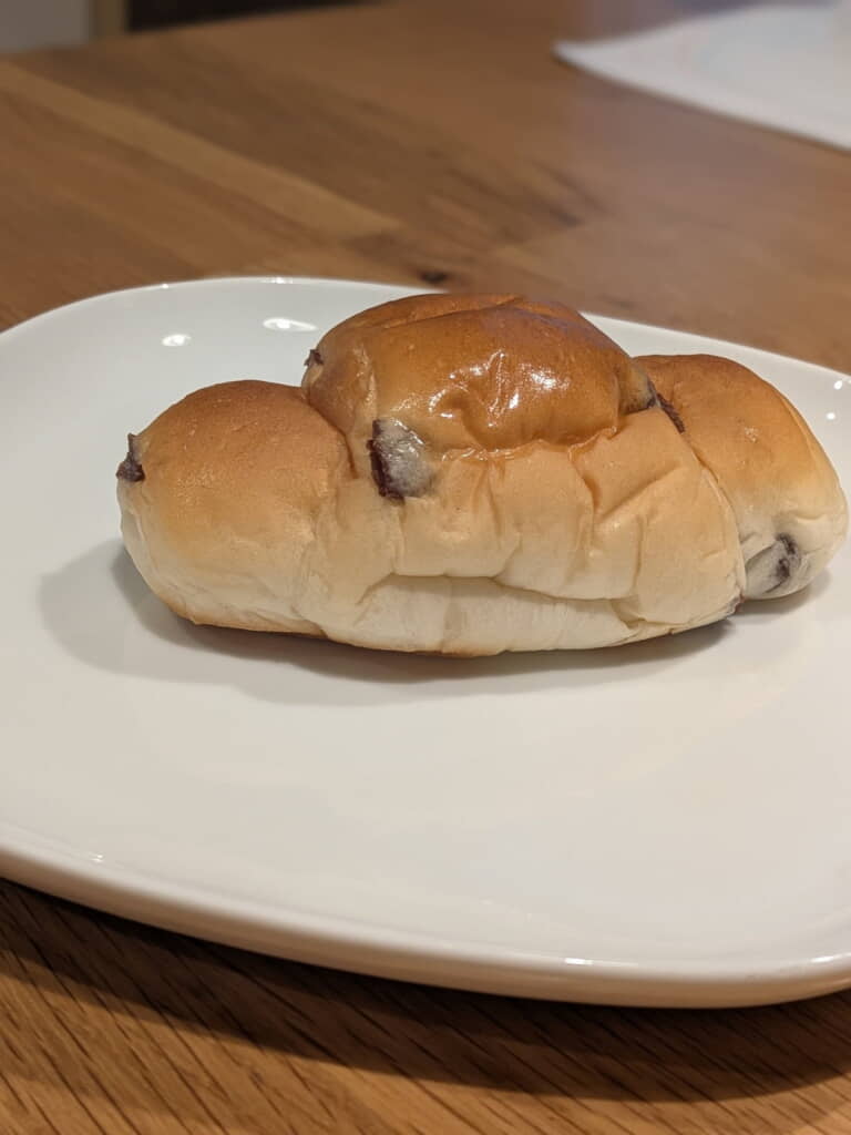 床に顎を乗せておやすみ中かな