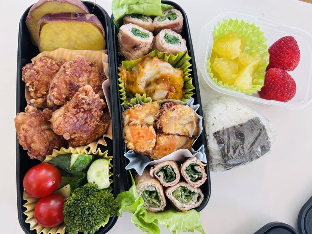 足りないと言われ、これでもかと盛り盛りにしたお弁当。これだけあれば暇はしないはず……