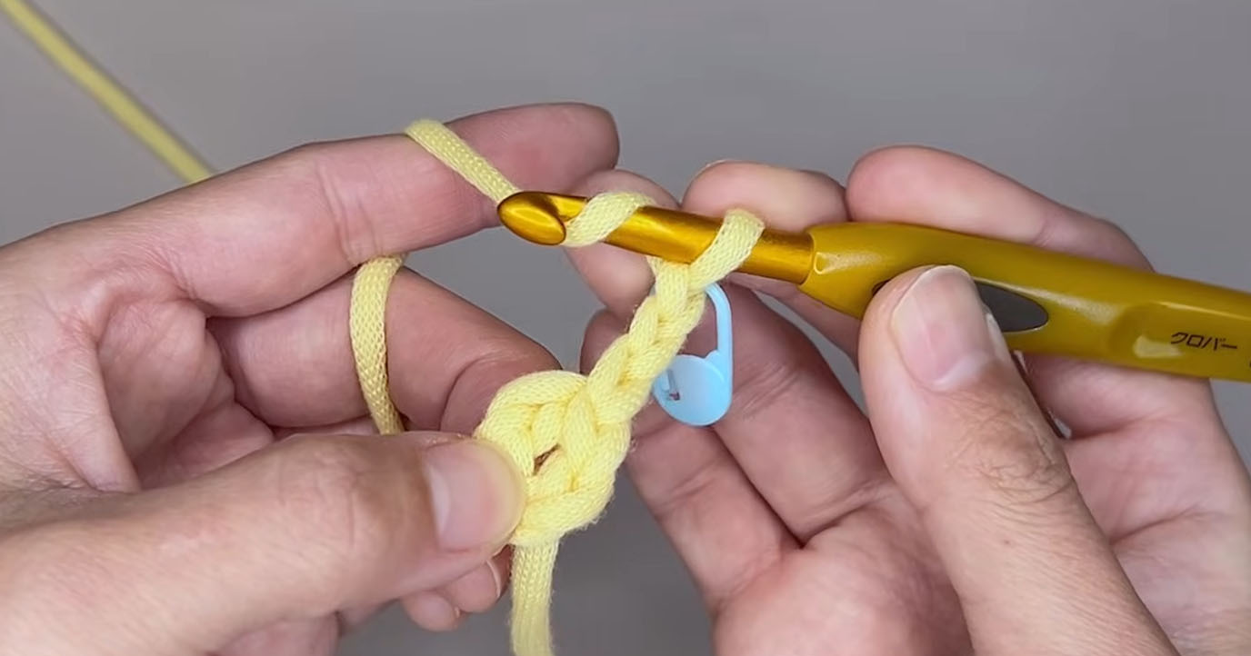 セリアの“ぷっくり毛糸”を極太かぎ針で編むと…… 完成した便利アイテムに「これとってもいいですね」「すごくかわいい!」(1/3) | 編み物 ねとらぼ
