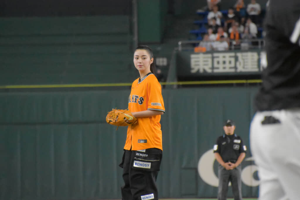 始球式に登場した池田エライザさん