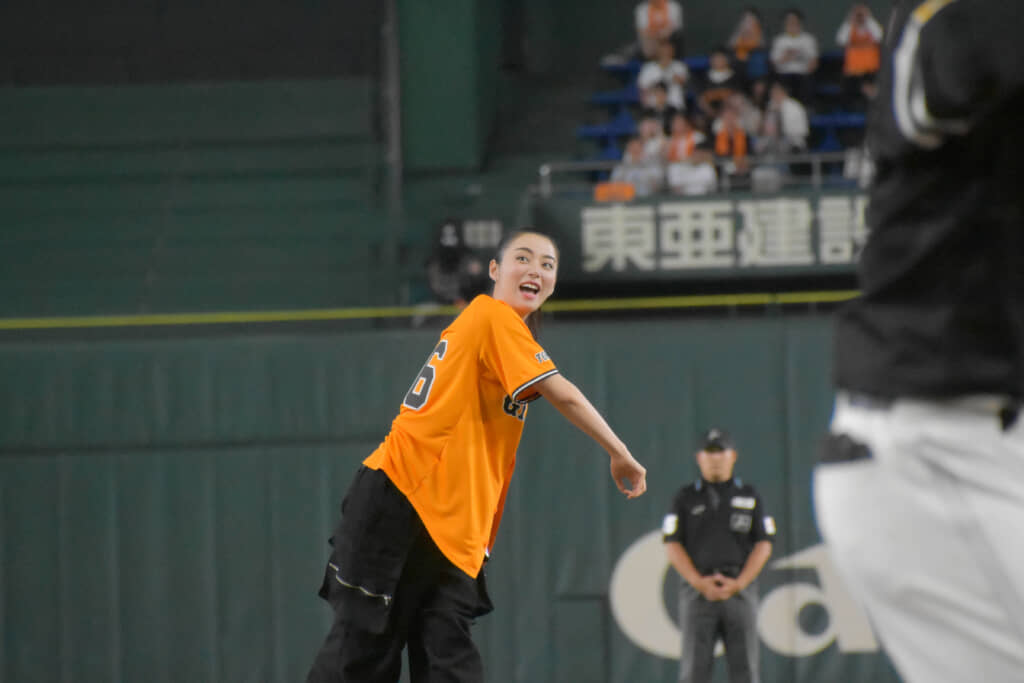 力強くボールを投げる池田エライザさん