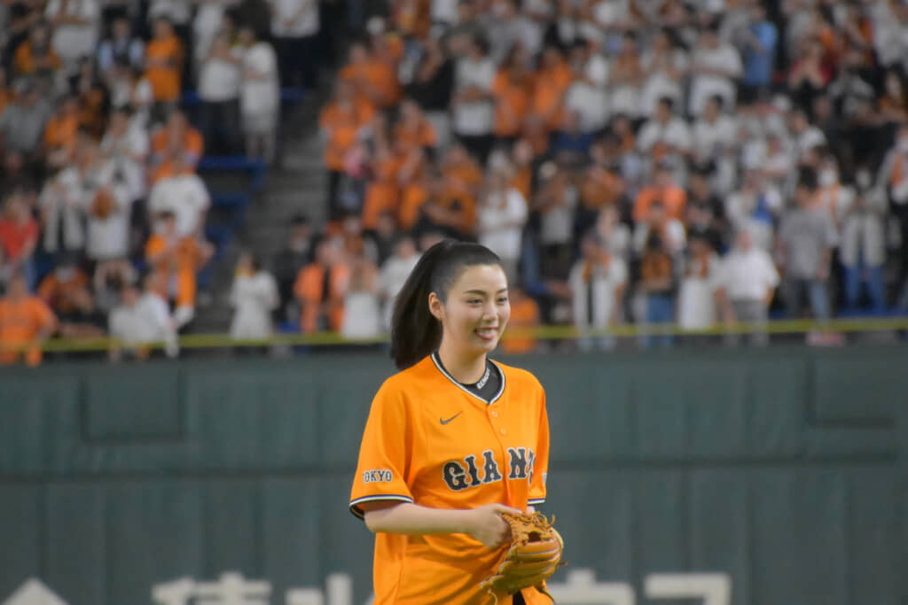 読売ジャイアンツ対福岡ソフトバンクホークス戦の始球式に登場した池田エライザさん