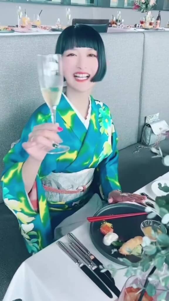 結婚式にふさわしい華やかなコーデ
