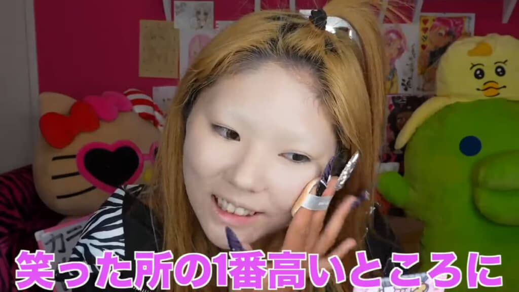 パフでチークを入れる様子