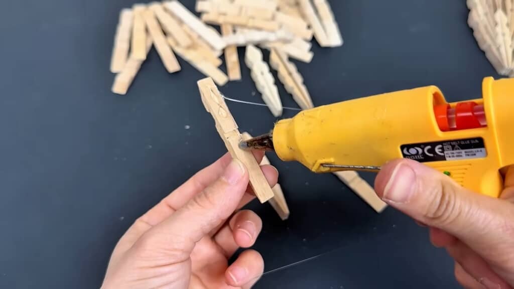 分解した洗濯ばさみを接着し直す