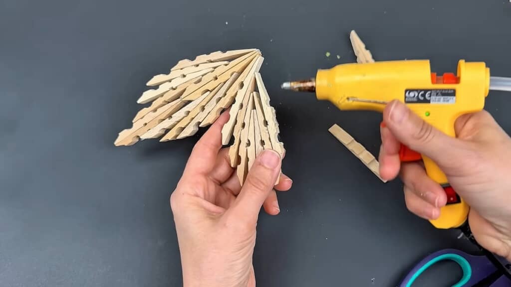 左右対称になるよう組み立て。同じパーツを2つ作る
