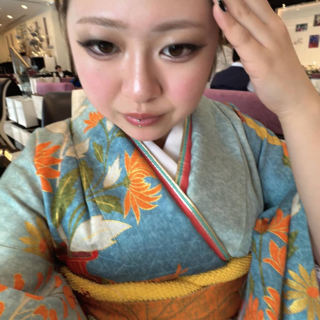華やかなメイクにもぴったり