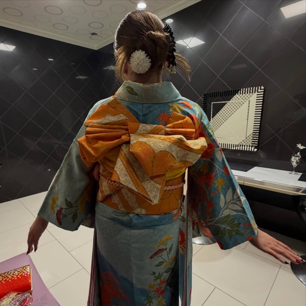 ゴージャスな帯は立体感ある結び方に