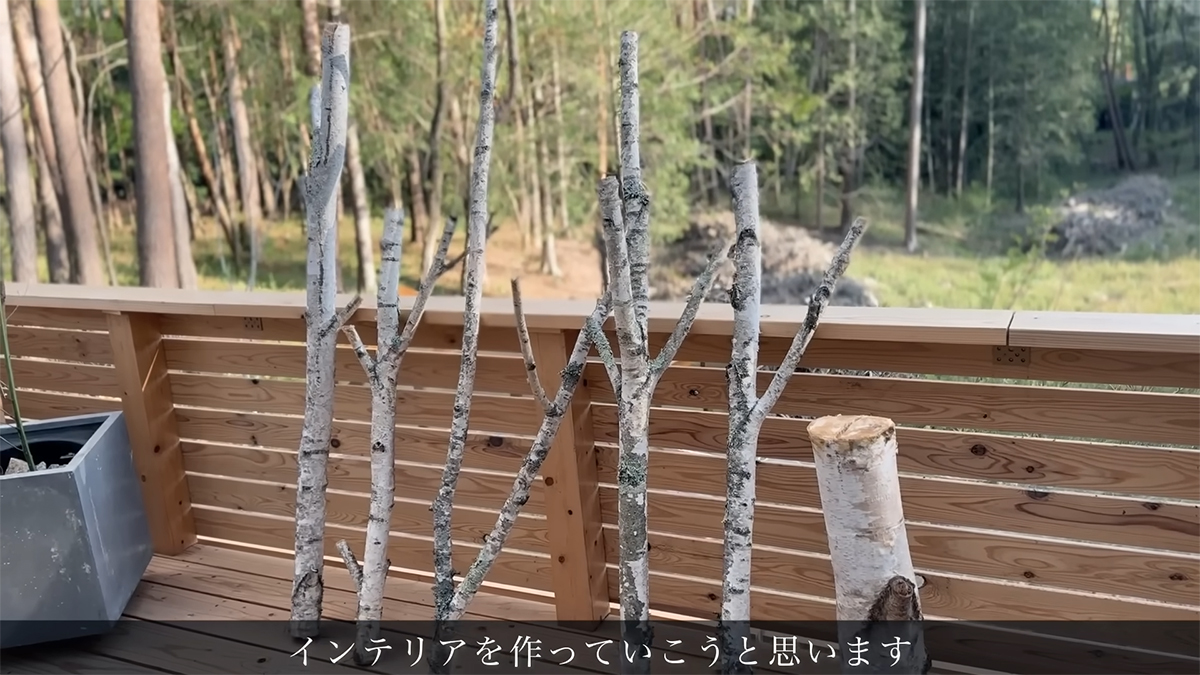 やむを得ず伐採した玄関の白樺→枝を20本以上ひたすら留めていくと……　生まれ変わった姿に「感性が本当に素敵」「センスの塊ですね」（1/3） | リフォーム・リノベーション・DIY ねとらぼ