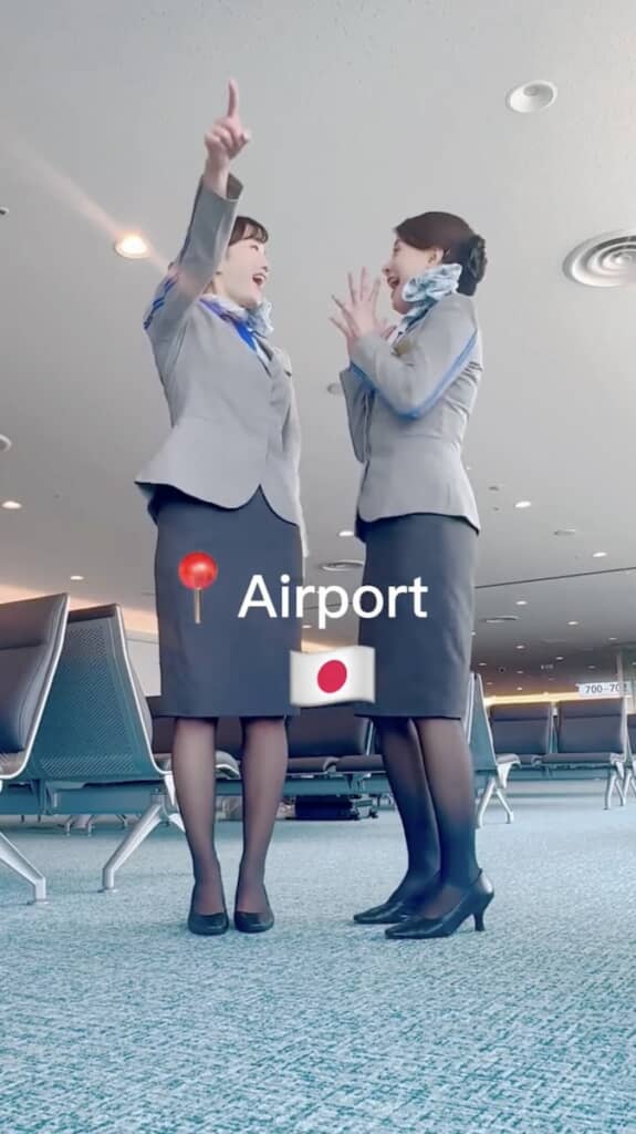 日本の空港で楽しげに笑い合う2人