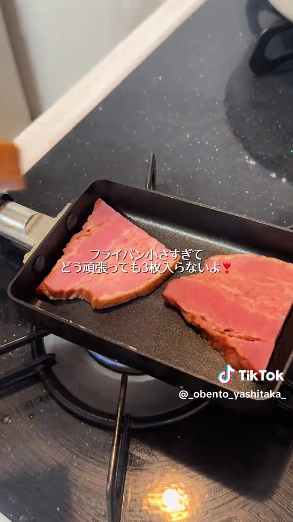 ベーコンをカリカリに焼いて「照り焼きベーコン」を仕上げていきます