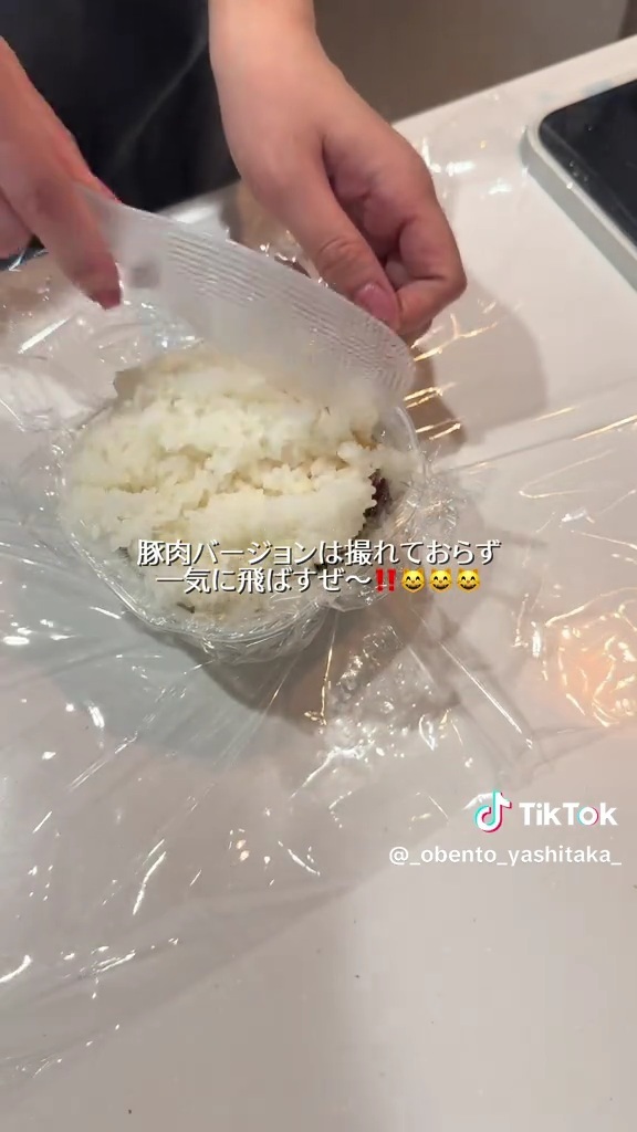 具材をごはんで挟んでいきます