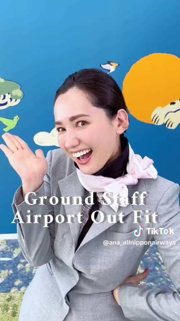 制服姿で登場