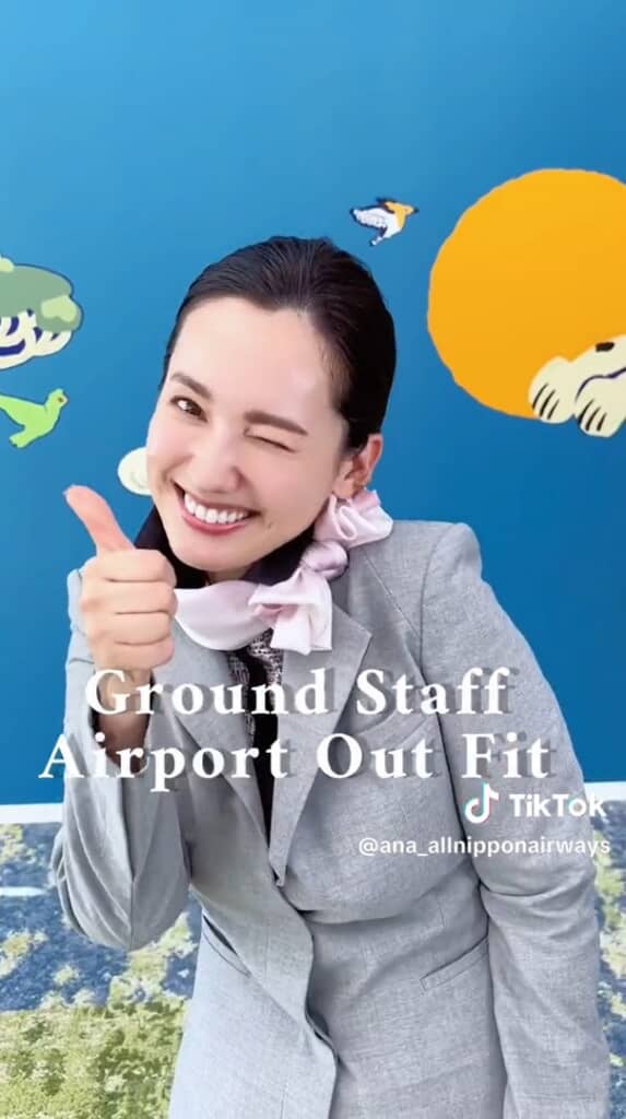 制服姿で登場