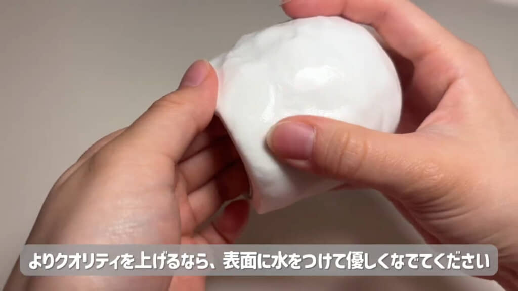 瓶を粘土で包んだら表面のシワをなるべくなくします
