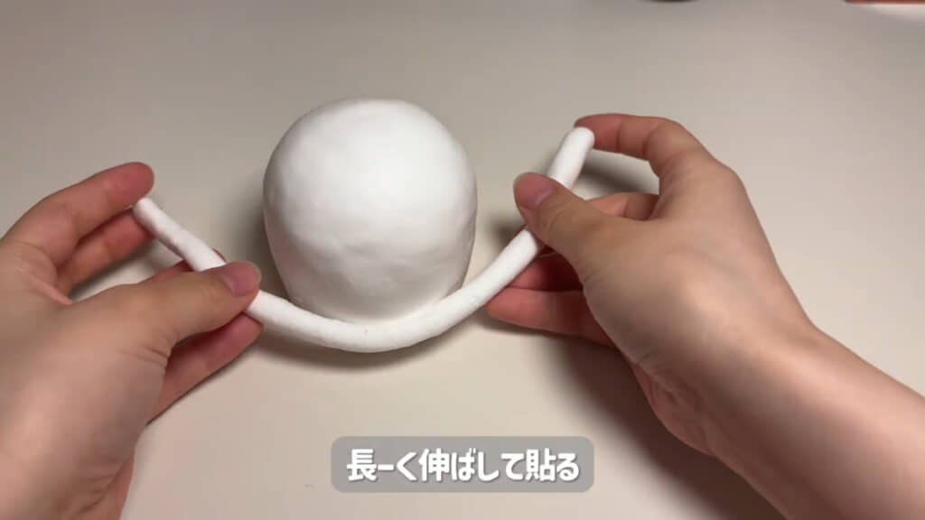 かまくら状の本体を作ってから粘土を足していくことで形作っていきます