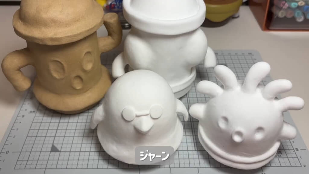 左奥から「ハニワくん」「ホッペはにわ」。左手前から「マスターはにわ」「ピープーはにわ」
