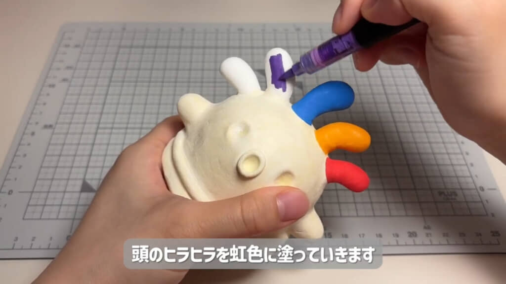 アクリルマーカーで着色。塗る範囲が広い場合は絵の具の方がラクかもしれません