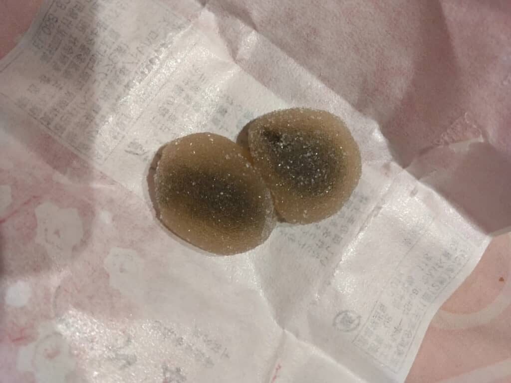 梅酢に漬けた赤しそを中に忍ばせた餅菓子