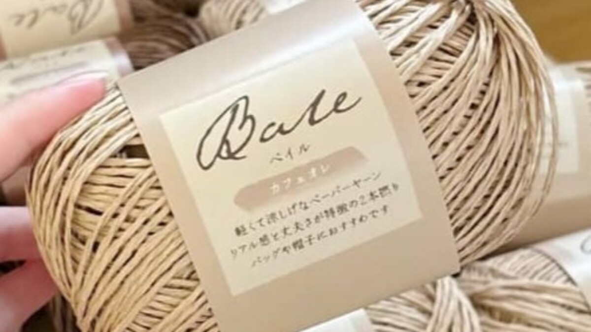 セリアの紙糸5玉を、コツコツ編んでいくと……　「買いたいレベル」夏らしい“まさかの完成品”に「作ってみたいです！」（1/2） | 編み物 ねとらぼ