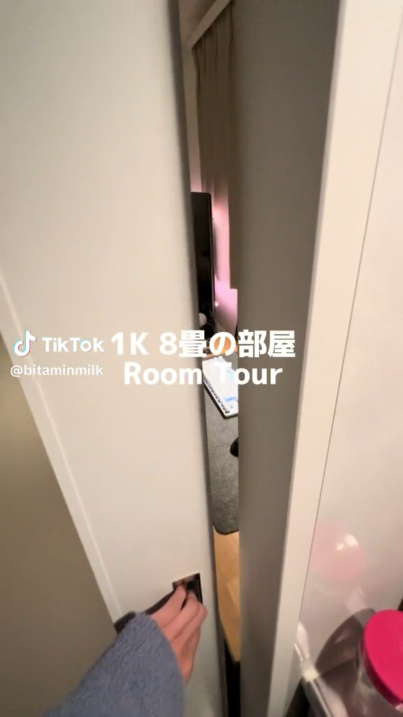 引き戸の向こうは1K8畳の部屋