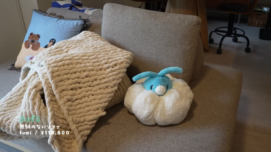 ソファの上でくつろぐチルットのぬいぐるみ