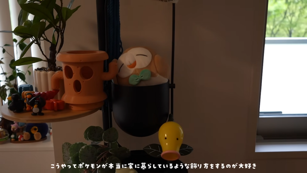 すやすや眠るモクローと、植物にひっそり身を潜めるマダツボミ