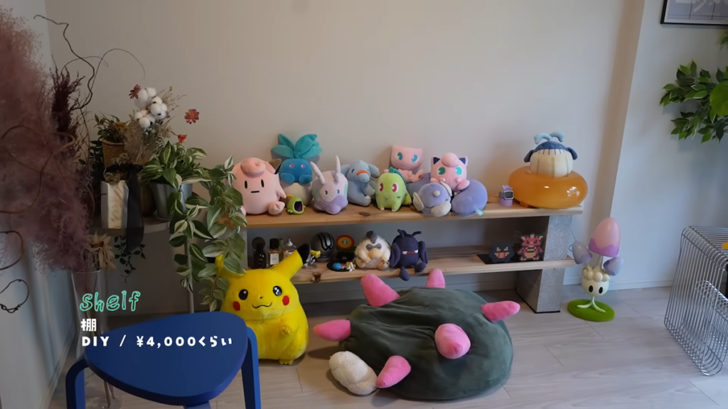 DIYした棚には、ポケモンのぬいぐるみをずらり