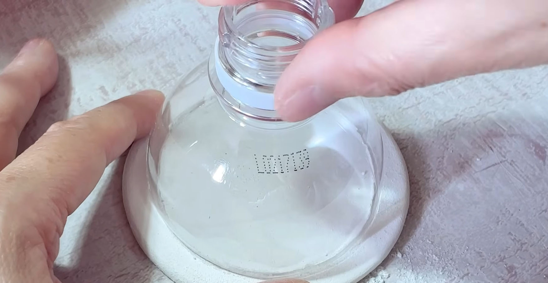 ダイソー粘土に溝を彫り、ペットボトルを置いたら…… 想像以上の“100均DIY”に「めっっっっちゃ良い!」「天才かな?」(1/3) | ハンドメイド ねとらぼ