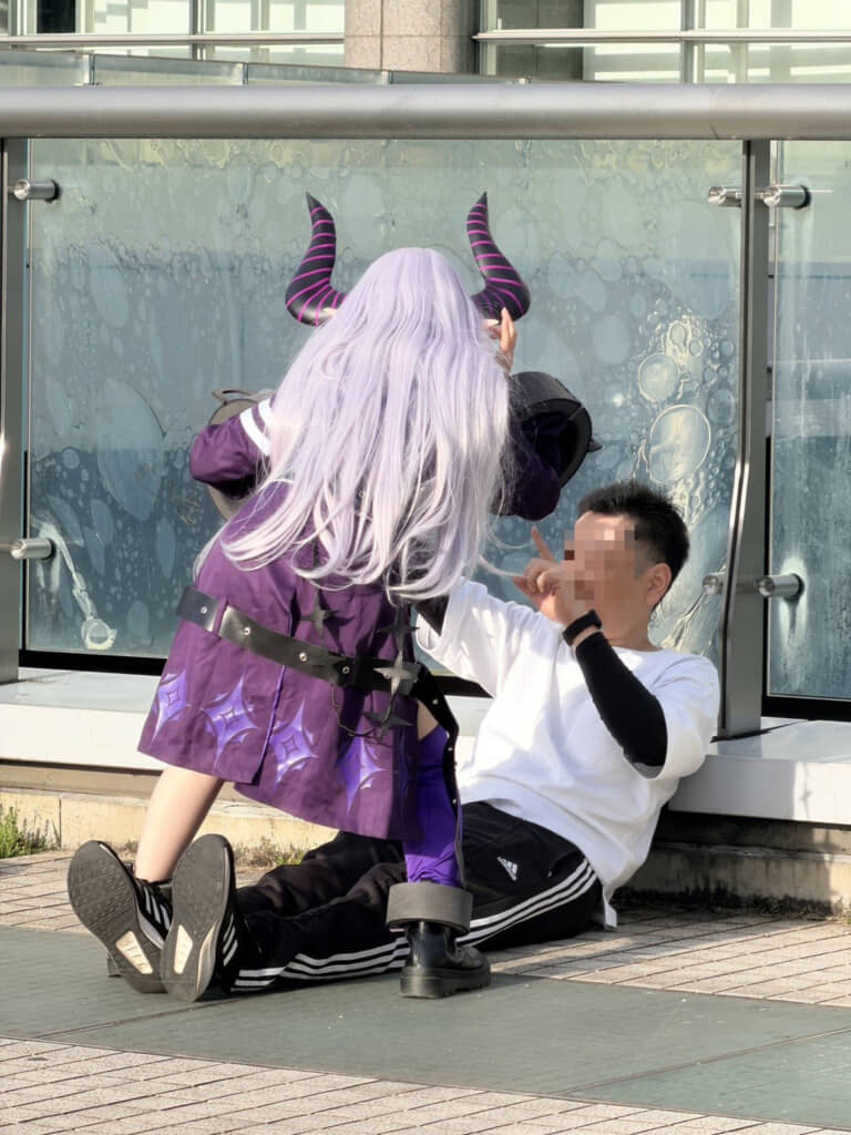 実はこんなつらい体勢で撮っていました