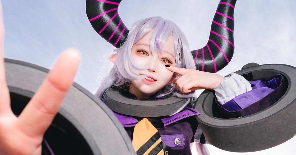 迫力満点のコスプレ写真→思わず笑う“まさかの撮影の裏側”に「カツアゲにしか見えないw」「宇宙人に襲われてるみたい」（1/2） | コスプレ ねとらぼ