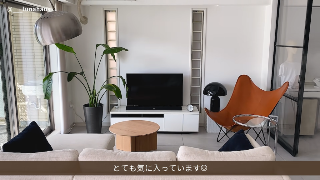 ソファ周りには、センスの光るインテリアを配置