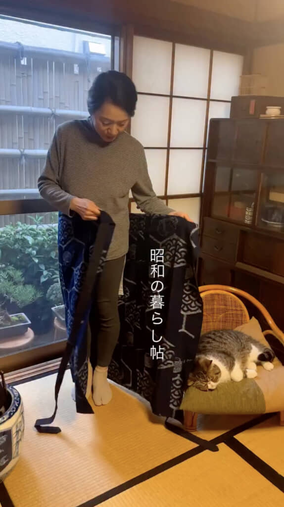 洋服の上に二部式の着物を着ます