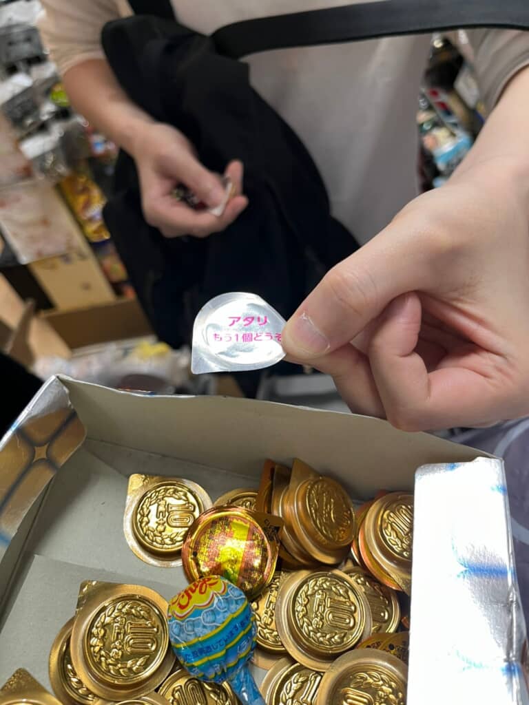 血相変えて店に戻ってきたお客さんの手には「アタリ もう1個どうぞ」