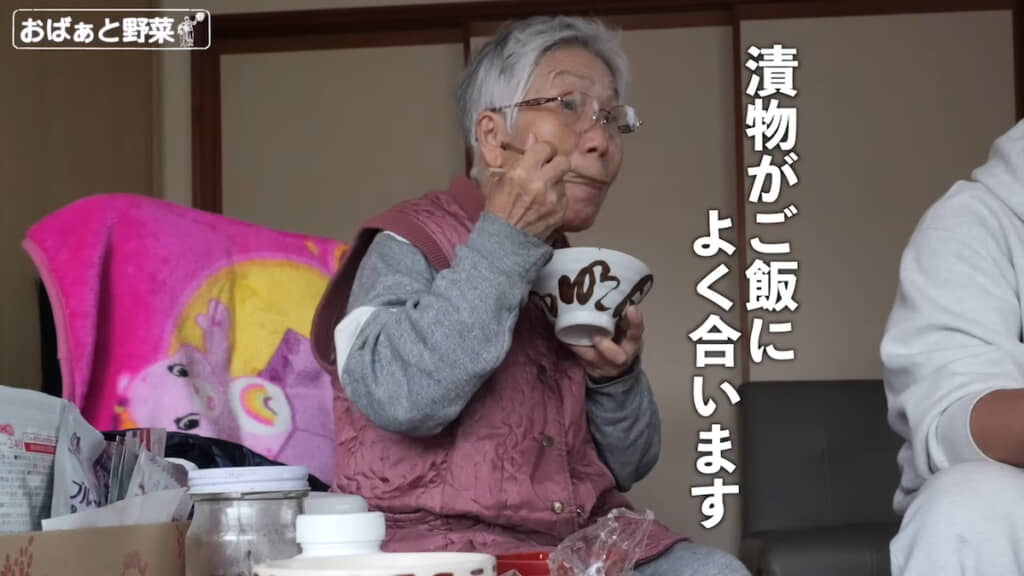 テレビを見ながら朝ご飯