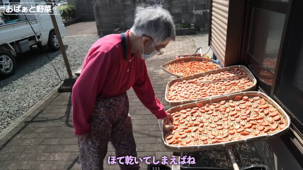 ニンジンを乾燥させるおばあちゃん