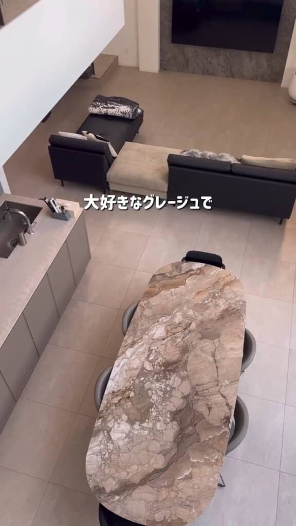 グレージュで統一されたホテルのような家